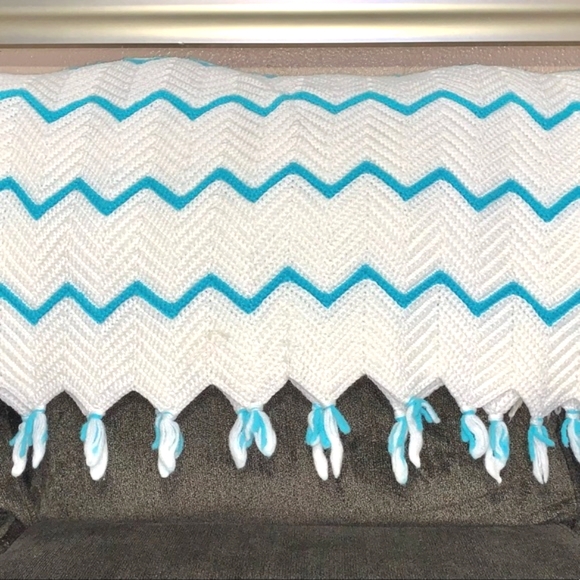 Vintage Handmade Crochet White & Blue Throw w/ Tassels, Chevron Pattern - Picture 5 of 6
